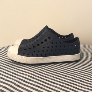 Native toddler size 10. Worn a handful of times.